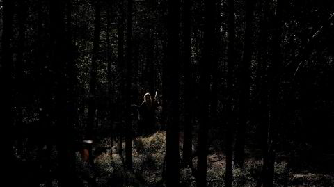 I naturen. Når månen er ny, pakker de unge heksene med seg yogamatter og vannflasker og drar ut i skogen for å holde nymåneritual. Bortsett fra når været er dårlig, selvfølgelig - da må heksene ta til takke med utleielokale på Grønnland i Oslo.