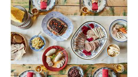 Rikelig. «Less» er ikke «more» når bonde Jon Fredrik Skauge dekker på til juledagsfrokost. Det beste skal på bordet av kjøttmat, fisk, hjemmelaget surkål, flatbrød og vørterbrød, godt, hjemmekjernet smør og fet rømme