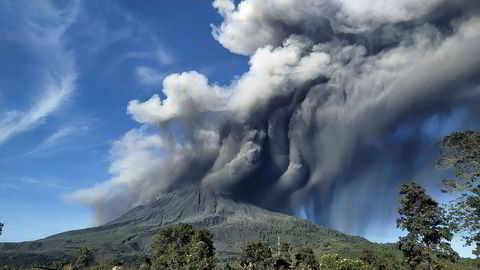 Sinabung-vulkanen på Sumatra i Indonesia hadde et nytt utbrudd søndag. Store mengder aske ble slynget tusen meter til værs.