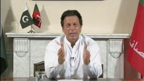 Cricketlegenden Imran Khan erklærer seier og nye tider i Pakistan i en tv-tale sent torsdag.