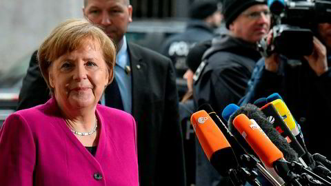 Tysklands forbundskansler Angela Merkel snakket med pressen i det hun ankom SPDs hovedkvarter i Berlin for å fortsette koalisjonsforhandlingene fredag.