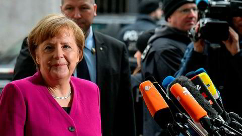 Tysklands forbundskansler Angela Merkel snakket med pressen i det hun ankom SPDs hovedkvarter i Berlin for å fortsette koalisjonsforhandlingene fredag.