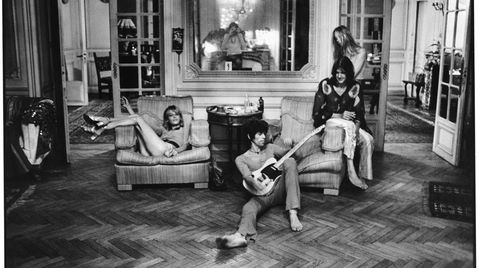 Rockeferie. Sommeren 1971 oppholdt The Rolling Stones seg i Villa Nellcote på den franske rivieraen etter å ha rømt Storbritannia på grunn av en skattesak. I stolen til venstre ligger Keith Richards kjæreste Anita Pallenberg. På armlenet til høyre for Richards sitter countryrocklegenden Gram Parsons. Bak ham står kjæresten Gretchen Burrell.