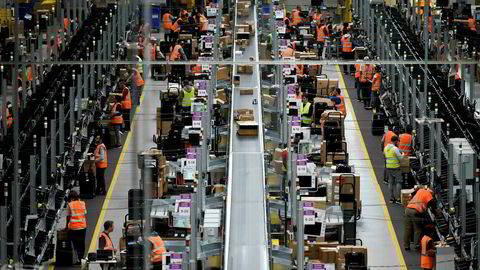 I Tyskland og Storbritannia anslås det at Amazon har en markedsandel på over 30 prosent av netthandelen, skriver Michael Jacobs. Bildet er fra Amazons lager i Dortmund i Tyskland.