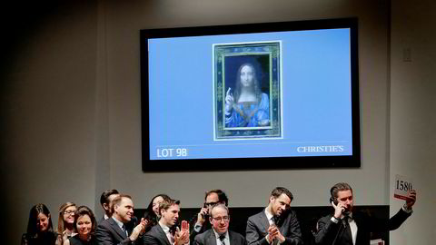 Representanter for budgiverne klapper etter at Leonardo da Vincis kunstverk ble solgt for 3,7 milliarder kroner på Christies natt til torsdag norsk tid.