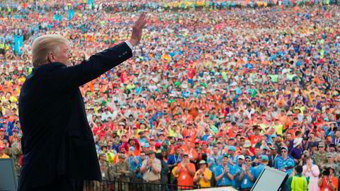 USAs president Donald Trump vinker etter å ha holdt tale på en speiderleir i Glen Jean, West Virginia.