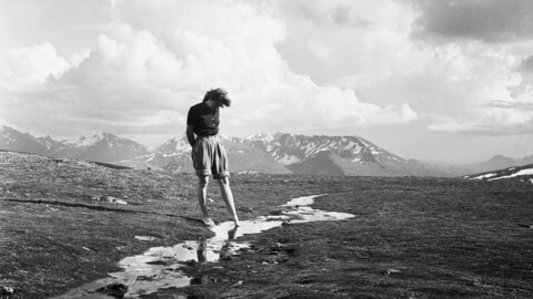 Tindebevarer. Filosofen og forfatteren Peter Wessel Zapffe hadde også et kunstnerblikk som fotograf. Her har han foreviget sin kone Berit Riis Zapffe og det dramatiske høyfjellet, en gang på 1940- eller 1950-tallet.