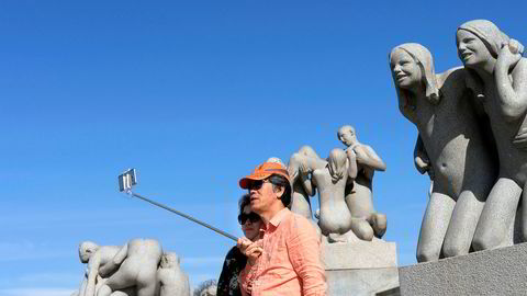 Kinesiske turister tar selfie i Vigelandsparken.