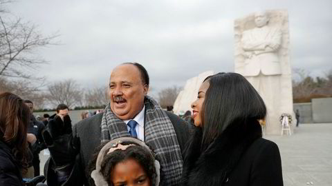 Martin Luther King III utfordrer president Donald Trump. Her med konen Arndrea Waters datteren Yolanda under et besøk til Martin Luther King Jr. Memorial i Washington mandag.