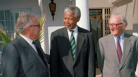 Lord Carrington (til høyre) er død 99 år gammel. Her på et bilde fra 1994 sammen med USAs tidligere utenriksminister Henry Kissinger (til venstre) og tidligere president i Sør-Afrika Nelson Mandela.