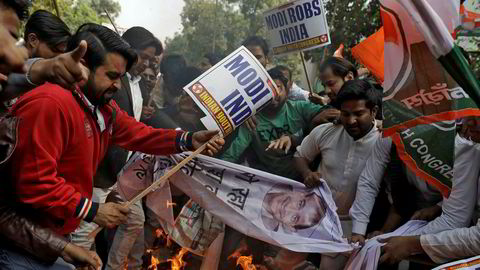 Ungdomsfløyen i det indiske Kongresspartiet, som er i opposisjon, har demonstrert i indiske byer og brent bilder av milliardæren Nirav Modi, som er mistenkt for å stå bak tidenes største banksvindel i India.