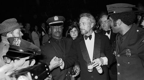 Håndslag. Paul Newmans øl-grep var ikke en engangsgreie, han har stålkontroll midt i politeskorten under The Film Societys hedring av ham på  Lincoln Center i New York i 1975 også.