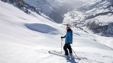 Fra denne knausen kjørte jeg på tvers av fjellsiden i retning nedover dalen. Midt i fjellsiden løsnet snøen og begynte å skli som et gigantisk teppe. Nede på flaten ble jeg levende begravd halvannen meter under snøen.