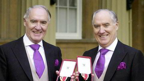 David Barclay (til venstre) sammen med sin tvillingbror Frederick har eid avisen Telegraph siden 2004. Nå vurderer de å selge. Bildet er fra da begge ble slått til riddere i 2000.