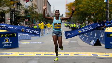 Et kenyansk problem. Diana Kipyokei kom først i mål under Boston maraton i 2021, men ble tatt i dopingkontroll. Nå spekuleres det i om kenyanerne har latt seg inspirere av et sykkeldop.