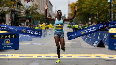 Et kenyansk problem. Diana Kipyokei kom først i mål under Boston maraton i 2021, men ble tatt i dopingkontroll. Nå spekuleres det i om kenyanerne har latt seg inspirere av et sykkeldop.