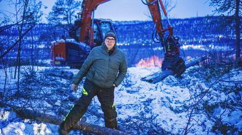 For Geir Ole Fredeng er tomteutvikling og eiendomsinvesteringer en hobby. Han har bygget formuen på å kjøre melk for Tine. På en høyde over Karasjok bygger han sitt nye hus.