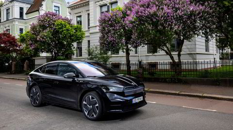 Skoda Enyaq i coupé-modell skiller seg ut med sin skrånende hekk. RS betyr mer krefter.