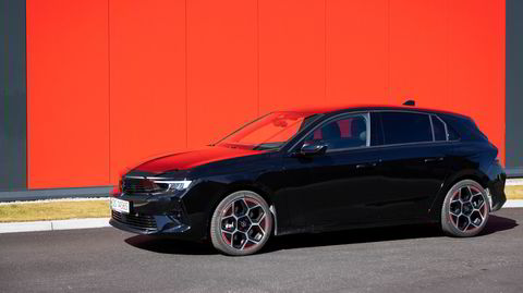 Opel Astra i åttende generasjon tar seg godt ut i helsvart, med røde detaljer på felgene.