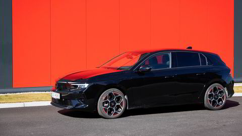 Opel Astra i åttende generasjon tar seg godt ut i helsvart, med røde detaljer på felgene.