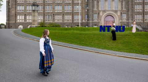 Studentene på NTNU feirer at studietiden er over. Helena Edvardsen Haugan passerer hovedbygningen til NTNU, på vei til avslutningsseremoni for masterstudenter.