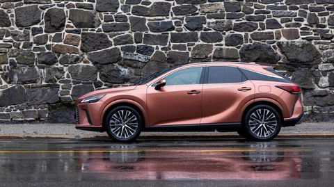 Det er lett å kjenne igjen en Lexus RX 450h+, og den kler definitivt testbilens kobberlakk.