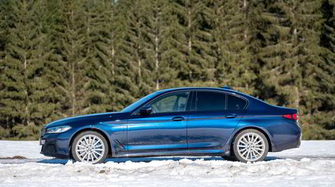 Ladeluken på hybriden BMW 545e sitter på venstre forskjerm.