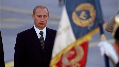 Aage Storm Borchgrevink skriver om «en liten mann i en borg i Moskva». Her ankommer Vladimir Putin Frankrike i 2000.