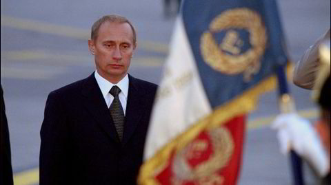 Aage Storm Borchgrevink skriver om «en liten mann i en borg i Moskva». Her ankommer Vladimir Putin Frankrike i 2000.