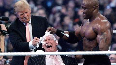 Fribrytingssjefen Vince McMahon (sittende) lærte Donald Trump kunsten å ydmyke sine motstandere. Her ender «battle of the billionaires» under Wrestlemaia 23 i 2007 med at Trump og bryteren Bobby Lashley barberer vekk lokkene til McMahon.