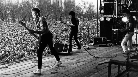 The Clash debuterte med singelen «White Riot» i 1977. Her spiller Paul Simonon (fra venstre), Mick Jones og Joe Strummer på Rock Against Racism-konserten i Victoria Park året etter, som spiller en nøkkelrolle i Joe Simons krimroman «White Riot».