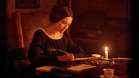 «Nytt liv». Emily Brontë døde av tuberkulose før hun rakk å se sin eneste roman, «Stormfulle høyder», publisert under eget navn. Emma Mackey tolker henne i kinoaktuelle «Emily».