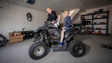 Jonas (7) og Ole (10) er vant til å finne ut av ting på egen hånd. Også hvordan man kan trimme lettere kjøretøyer. Mye av fritiden foregår ute i garasjen og verkstedet.