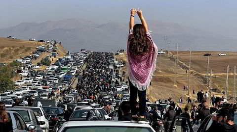Tusenvis av demonstranter på vei til Masha Aminis minnestund i Kurdistan, Iran. Amini ble angivelig drept av moralpolitiet i Teheran, og hennes dødsfall utløste månedsvis med protester.