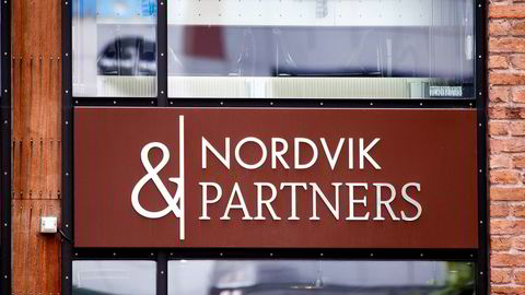 Et ektepar krever fem millioner kroner fra eiendomsmeglerkjeden Nordvik & Partners og to av meglerne i selskapet.