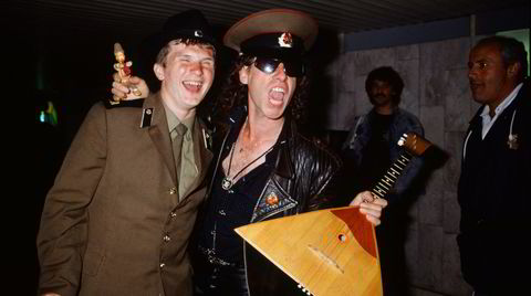 Vokalist Klaus Meine i  Scorpions med balalaika og en frigjort sovjetisk soldat, backstage under Moscow Music Peace Festival i 1989.