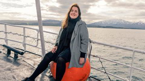 Nok en jobbreise. Oda Bjerkan jobber hver eneste dag med å gi norske bedrifter kompetanse på bærekraft og klima. D2 møtte henne på en av hennes jobbturer til Tromsø.