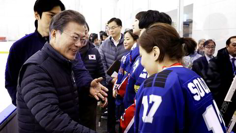 Det kvinnelige sørkoreanske ishockeylaget er en viktig brikke i forsoning med Nord-Korea. President Moon Jae-in møtte laget på onsdag i håp om at spillere fra Nord-Korea kan delta i et felles lag under vinter-OL. Lagets trener er «sjokkert» og frykter dette vil ødelegge vinnersjansene for laget.
