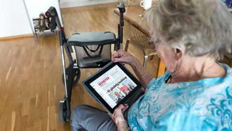 Denne kvinnen får med seg lokalnyhetene på en iPad, men Pensjonistforbundet er urolig for at mange eldre ikke klarer å henge med på den raske digitaliseringen av samfunnet.