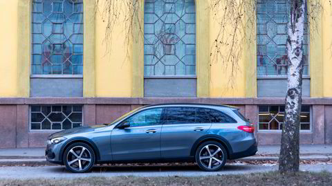 Markante hjulbuer og en litt høyere bakkeklaring skiller All Terrain-versjonen fra en normal Mercedes C-klasse.
