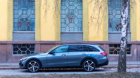 Markante hjulbuer og en litt høyere bakkeklaring skiller All Terrain-versjonen fra en normal Mercedes C-klasse.