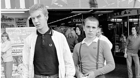 Sterkt kutt. To tidstypiske skinheads med mod-inspirert stil – den ene muligens i en svart og gul Fred Perry-skjorte – i den engelske kystbyen Southend i 1979.