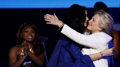 Popstjernen Katy Perry sammen med Hillary Clinton under arrangement lørdag.
