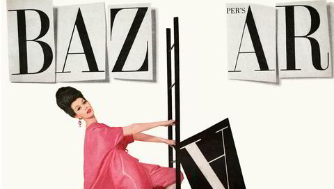 Desember-forsiden 1959. I løpet av 1950-tallet hadde Bazaar fått en såpass mektig posisjon i moteverden at den ble harselert med i musikalen «Forelsket i Paris», med Audrey Hepburn Burn i rollegalleriet. På magasinomslaget her er 1950-tallsmodellen Dovima.