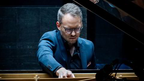 Espen Berg tar det alt annet enn piano i høst.