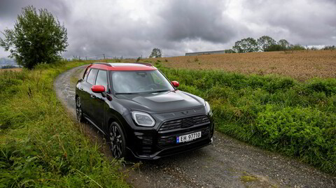 Mulig det er den todelte lakkfargen som gjør det, men elektriske Mini Countryman ser ut som en litt tøffere Kia Soul.