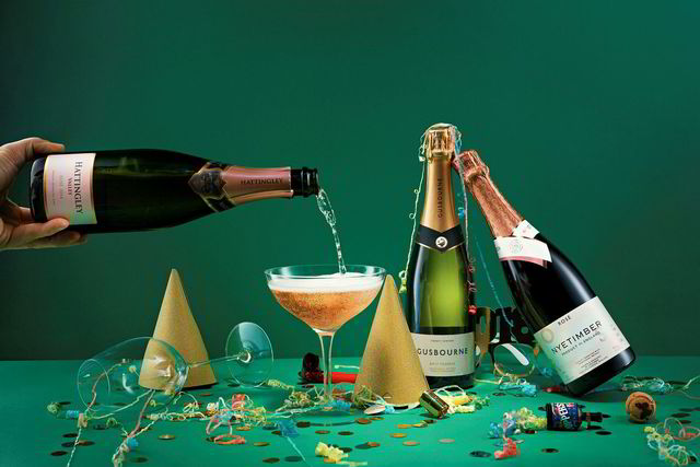 Party. Vi har testet 10 musserende viner fra England. Skal man skåle i noe annet enn champagne på nyttårsaften, prøv britiske bobler. Fra venstre Hattingley, Gusboure og Nyetimber