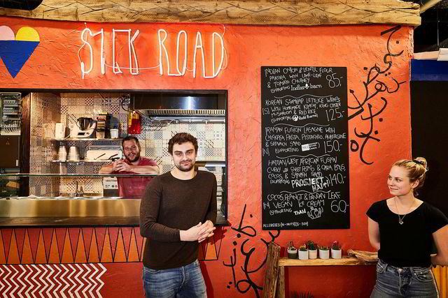 Silkeveien. Fra venstre Ivan Mares, Jaime Docherty og Emily Lindquist bak matboden Silk Road. De skal servere vegansk og glutenfri i nye Torggata Bad.