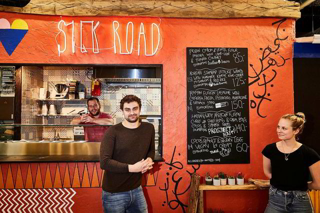 Silkeveien. Fra venstre Ivan Mares, Jaime Docherty og Emily Lindquist bak matboden Silk Road. De skal servere vegansk og glutenfri i nye Torggata Bad.