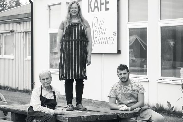 I Selbu. Dagens gjeng på jobb på Meium Sjokolade: Terje Løkås (fra venstre), Lillian Skillingstad og Jonathan Gazo. Foto: Øystein Lie